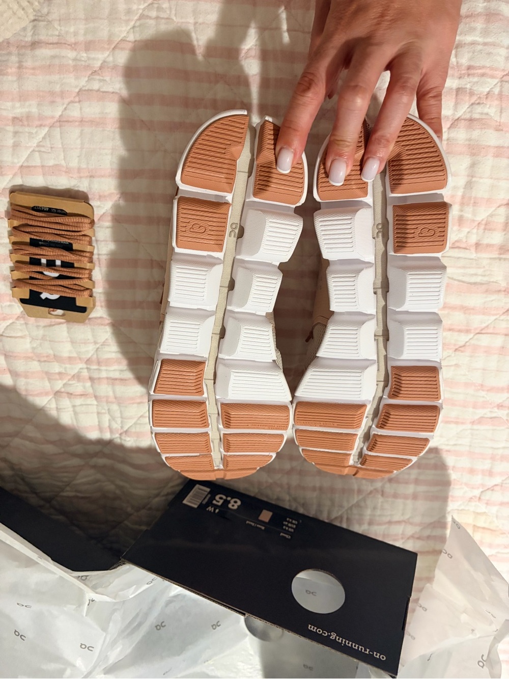 NWB RARE ON RUNNING WOMEN’S RUNNING SHOES IN ROSE/SAND - Picture 5 of 9